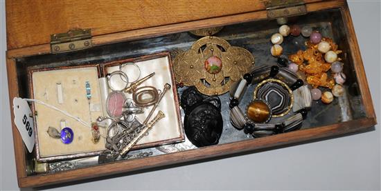 Two gold rings, silver agates and other mixed jewellery.